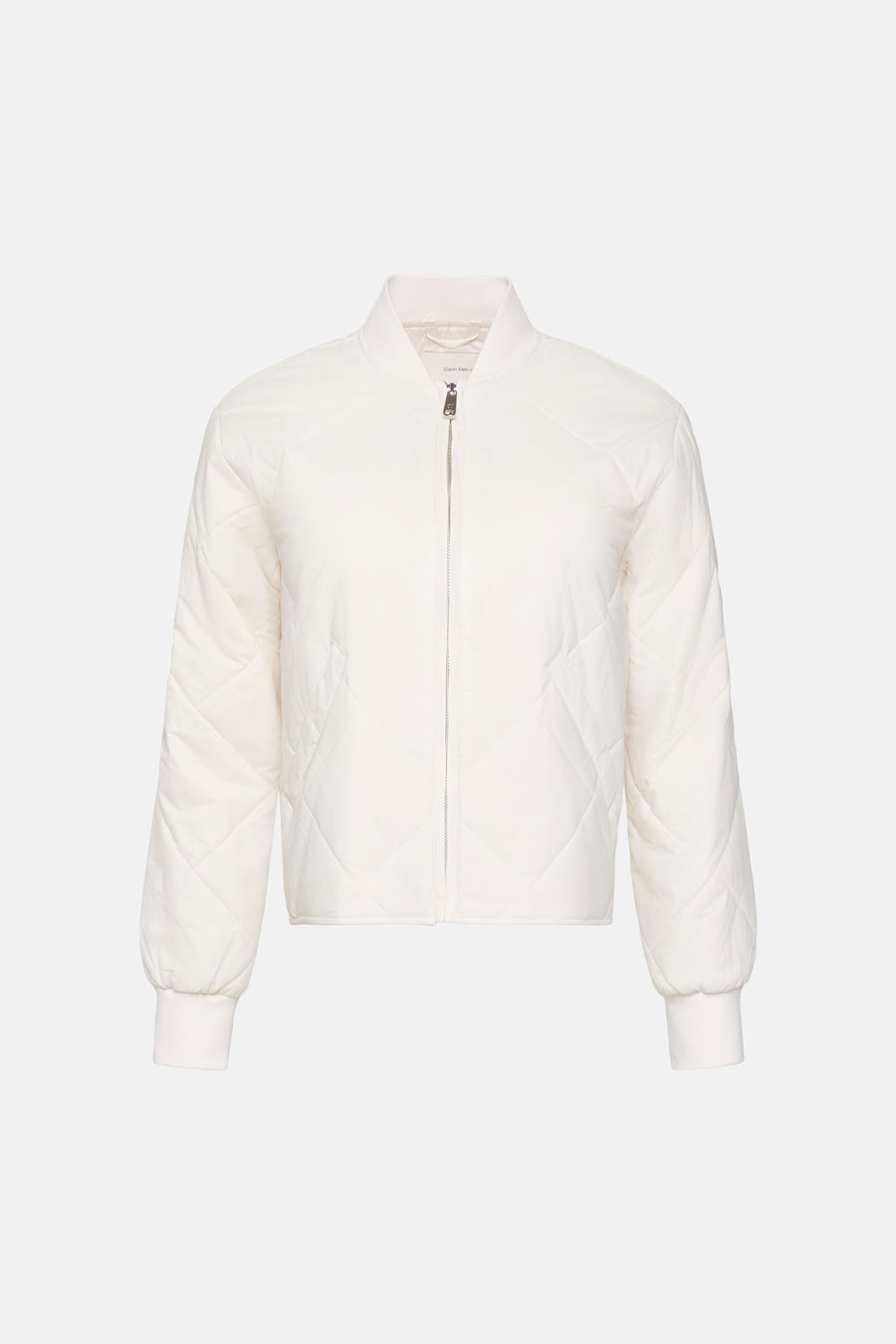Veste courte écru de Calvin Klein avec motif matelassé en losange et fermeture éclair argentée.