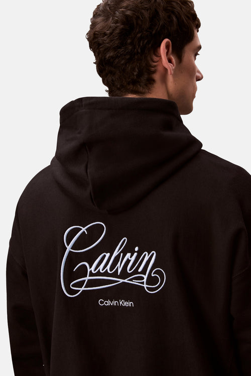 Zwarte Calvin Klein hoodie met geborduurd merklogo op de rug.