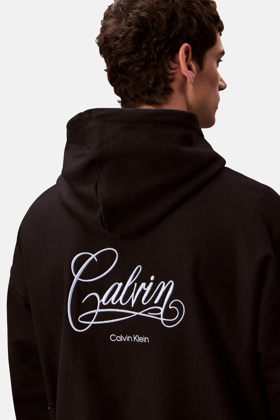 Sweat à capuche noir de Calvin Klein avec le logo de la marque brodé au dos.