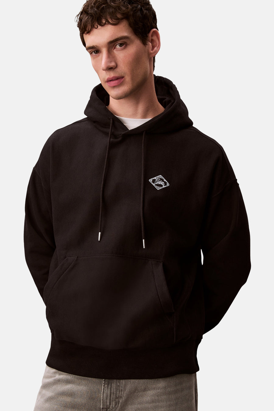 Sweat à capuche noir de Calvin Klein, avec un logo brodé sur la poitrine et des cordons de serrage.