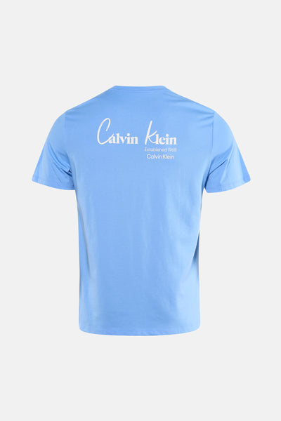 T-shirt bleu à manches courtes de Calvin Klein, avec logo imprimé au dos.