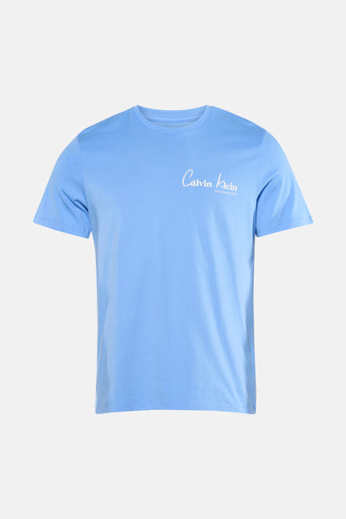 T-shirt à manches courtes bleu de Calvin Klein avec logo blanc sur la poitrine.
