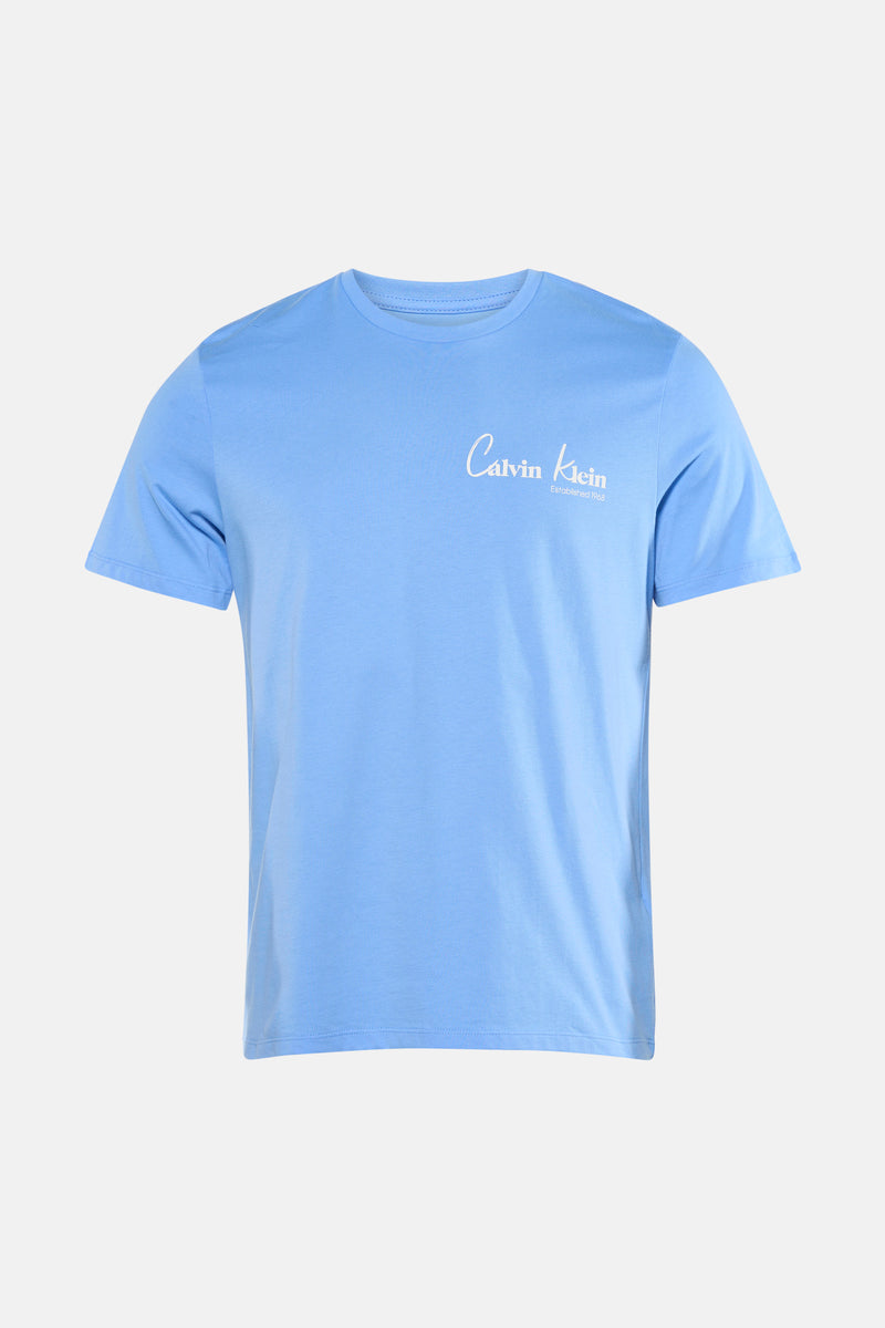 T-shirt à manches courtes bleu de Calvin Klein avec logo blanc sur la poitrine.