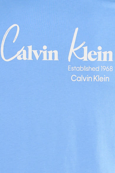T-shirt bleu à manches courtes de Calvin Klein, avec logo de la marque imprimé en blanc.