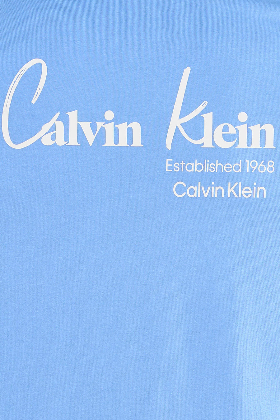 T-shirt bleu à manches courtes de Calvin Klein, avec logo de la marque imprimé en blanc.