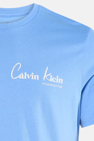 T-shirt bleu à manches courtes de Calvin Klein avec logo blanc imprimé.