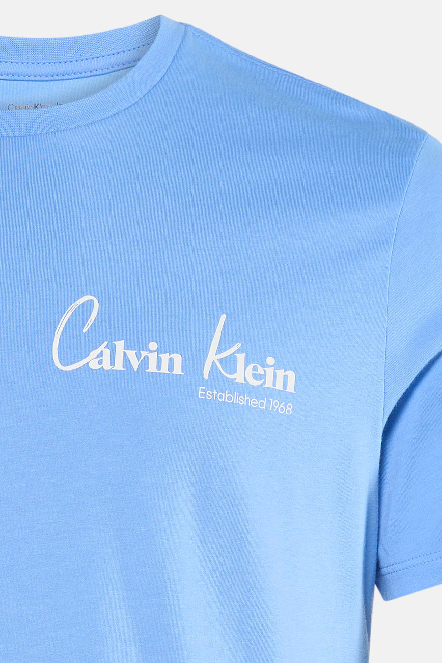 T-shirt bleu à manches courtes de Calvin Klein avec logo blanc imprimé.