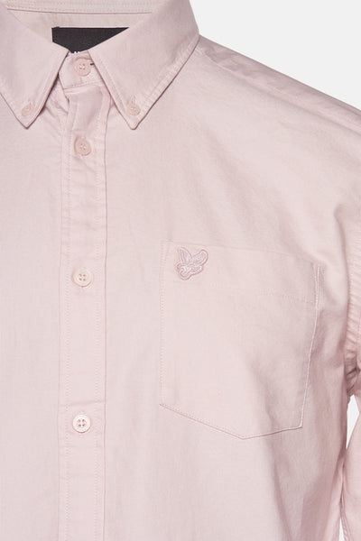 Chemise à manches longues rose de Lyle & Scott, avec poche poitrine à logo brodé.