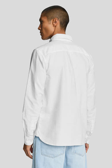 Chemise blanche à manches longues de LYLE & SCOTT, vue de dos, portée avec un jean bleu clair.