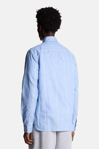 Chemise à manches longues bleue de LYLE & SCOTT, rayures blanches verticales sur toute la surface.