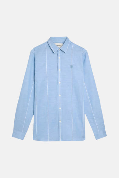 Chemise à manches longues bleue de LYLE & SCOTT, rayures verticales blanches et logo brodé sur la poitrine.