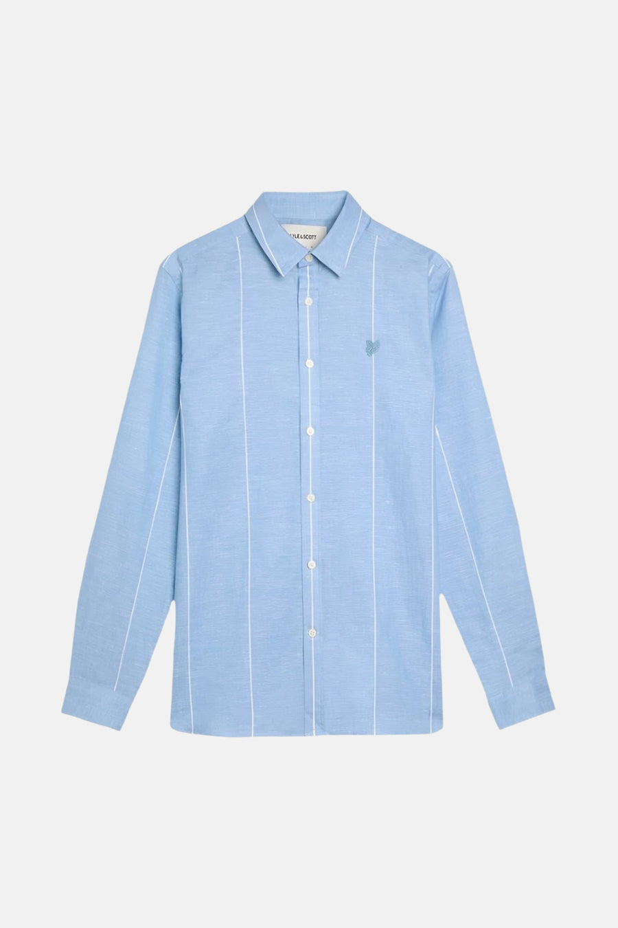 Chemise à manches longues bleue de LYLE & SCOTT, rayures verticales blanches et logo brodé sur la poitrine.