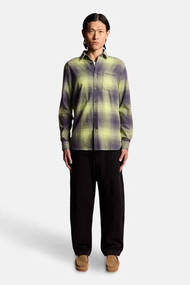 Multikleuren geruit overhemd met lange mouwen van LYLE & SCOTT, gedragen met een zwarte broek en lichtbruine loafers.