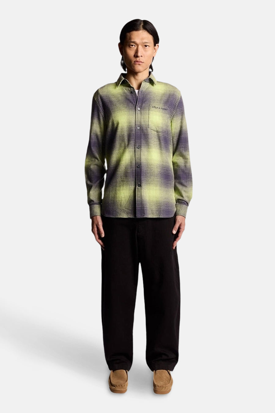 Multikleuren geruit overhemd met lange mouwen van LYLE & SCOTT, gedragen met een zwarte broek en lichtbruine loafers.