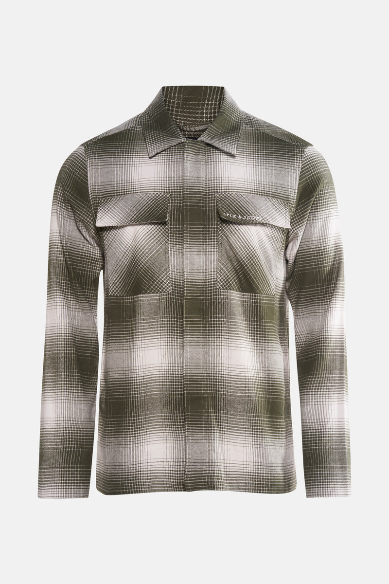 Groen geruit overhemd met lange mouwen van Lyle & Scott, met twee borstzakken.