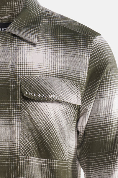 Groen geruit overhemd met lange mouwen van Lyle & Scott, met borstzak en klassieke kraag.
