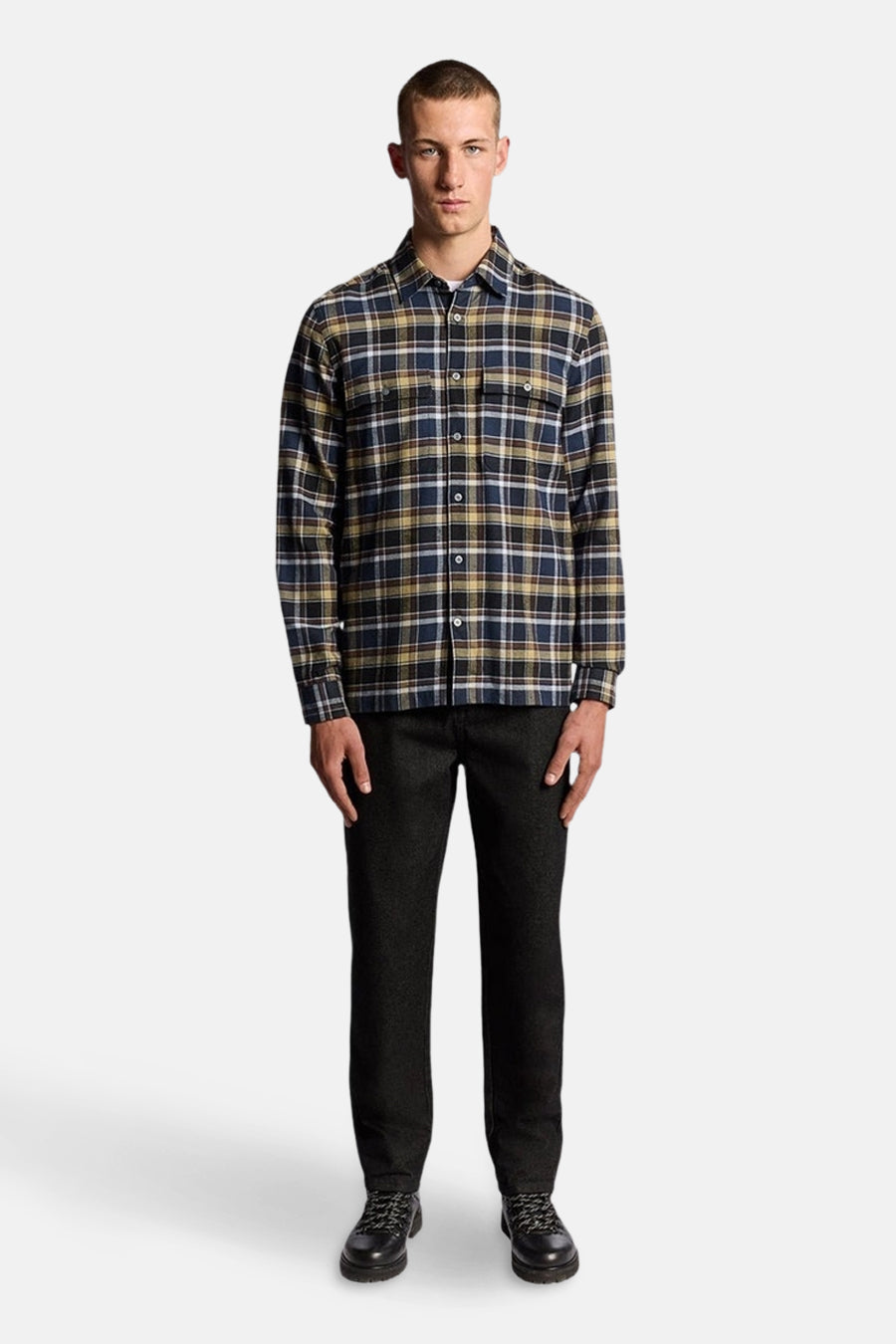 Chemise à manches longues multicolore de Lyle & Scott, à carreaux, portée avec un pantalon sombre et des chaussures lacées.