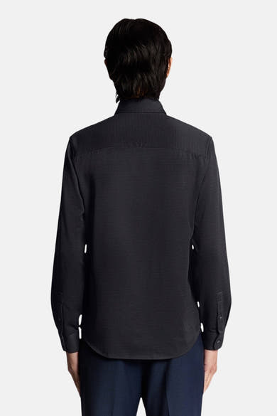 Blauwe blouse met lange mouwen van LYLE & SCOTT, van achteren gezien met subtiel textuurpatroon.