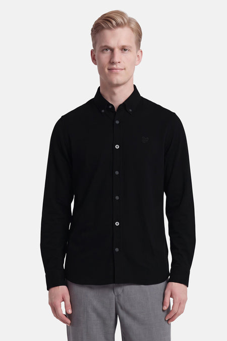 Chemise noire à manches longues par LYLE & SCOTT, boutonnée, avec logo brodé sur poitrine, vue de face