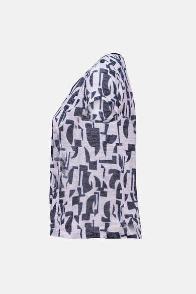 Blauw T-shirt met korte mouwen van ZABAIONE, met zwart-wit abstract patroon, van opzij gezien.