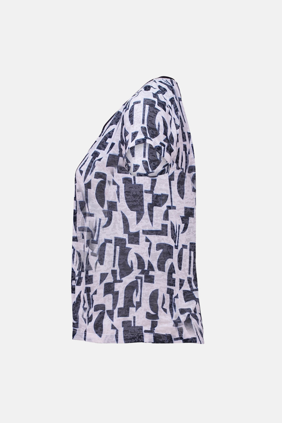 Blauw T-shirt met korte mouwen van ZABAIONE, met zwart-wit abstract patroon, van opzij gezien.