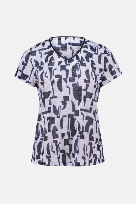 Blauwe T-shirt met korte mouwen van Zabaione met een zwart-wit abstract patroon.