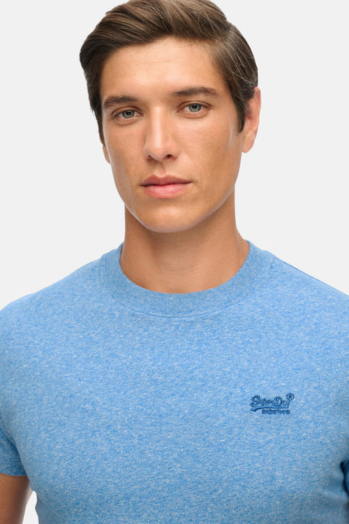 T-shirt bleu à manches courtes de Superdry, en jersey texturé, porté par un homme.