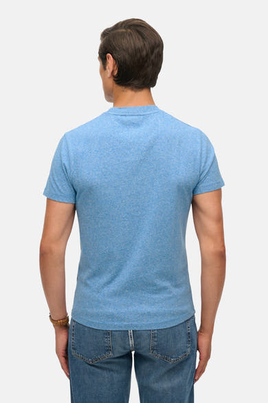 T-shirt bleu à manches courtes de SUPERDRY, porté avec un jean, vue de dos.