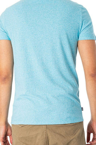 Blauwe korte mouw T-shirt van SUPERDRY, geblokt text texture, gedragen met een beige broek.