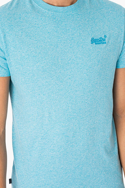 T-shirt bleu à manches courtes de SUPERDRY, avec un logo brodé discret sur la poitrine.
