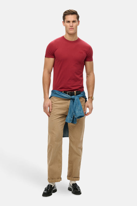 Bordeaux T-shirt met korte mouwen van SUPERDRY, gedragen met een beige broek en een geknoopte spijkerblouse.