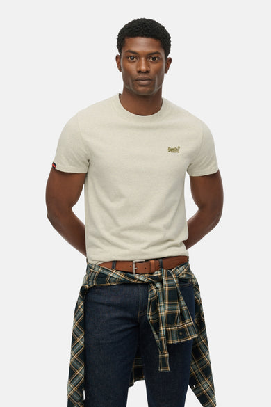 Grijs gemêleerd T-shirt met korte mouwen van SUPERDRY, met geborduurd logo, gedragen met een geruit overhemd en een leren riem.