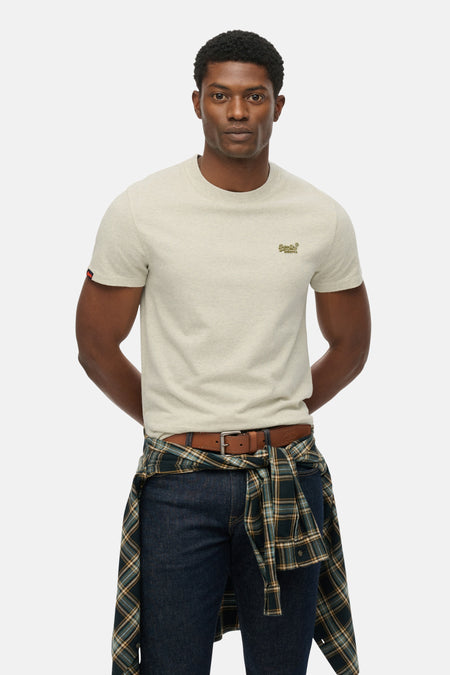 T-shirt à manches courtes gris par SUPERDRY, porté avec un jean et une chemise à carreaux nouée.