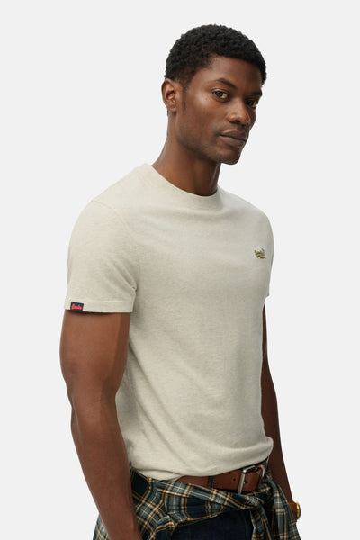 T-shirt à manches courtes gris chiné de SUPERDRY, avec un logo brodé, porté avec une chemise à carreaux et une ceinture en cuir.