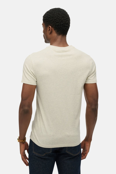 Grijs T-shirt met korte mouwen van SUPERDRY, gedragen met een spijkerbroek en een bruin armbandhorloge, achterzijde.