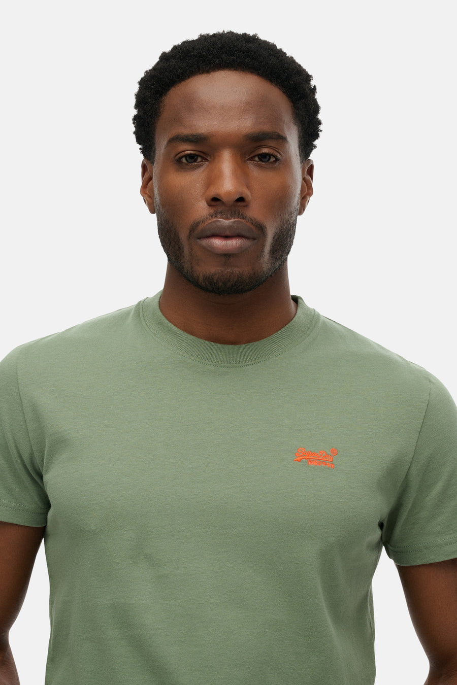 T-shirt kaki à manches courtes de SUPERDRY avec un logo orange brodé sur la poitrine.