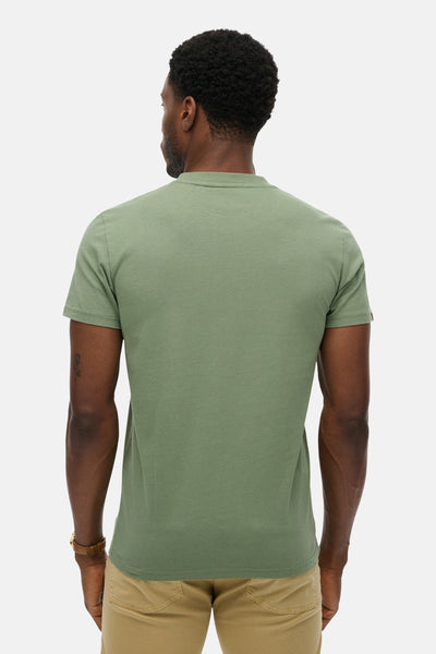 Kaki T-shirt met korte mouwen van Superdry, van achteren gezien, gedragen met een beige broek.