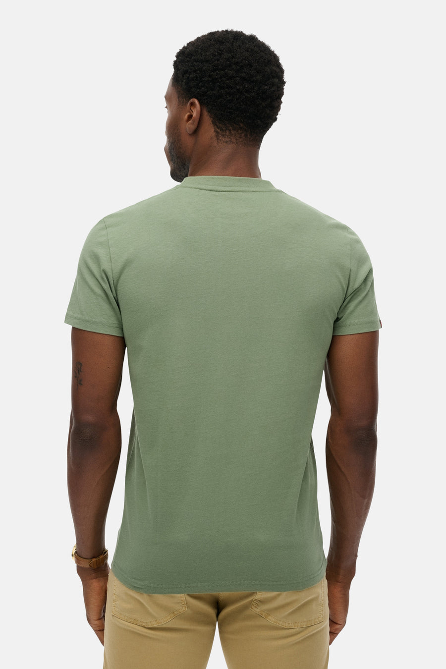 T-shirt kaki à manches courtes de Superdry, vu de dos, porté avec un pantalon beige.