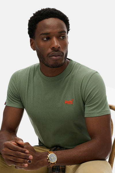 Kaki T-shirt met korte mouwen van SUPERDRY, gedragen door een man, met een oranje logo op de voorkant.