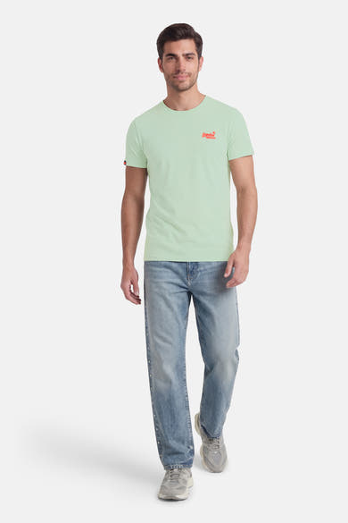 T-shirt à manches courtes vert de SUPERDRY, porté avec un jean bleu et des baskets grises.

