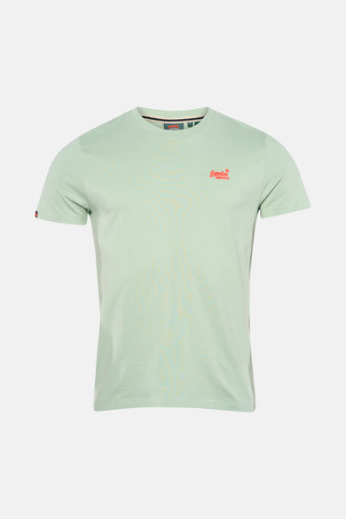 Groen T-shirt met korte mouwen van SUPERDRY, gedragen met een blauwe spijkerbroek en grijze sneakers.
