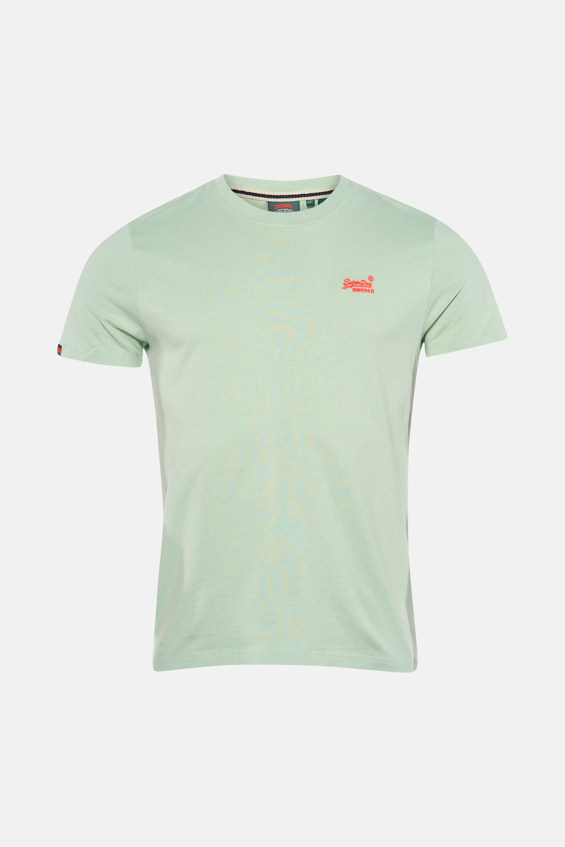 Groen T-shirt met korte mouwen van SUPERDRY, gedragen met een blauwe spijkerbroek en grijze sneakers.