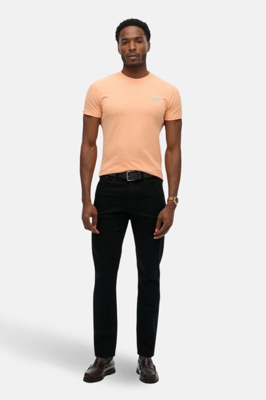 T-shirt orange à manches courtes de SUPERDRY, porté avec un pantalon noir et des mocassins marron.