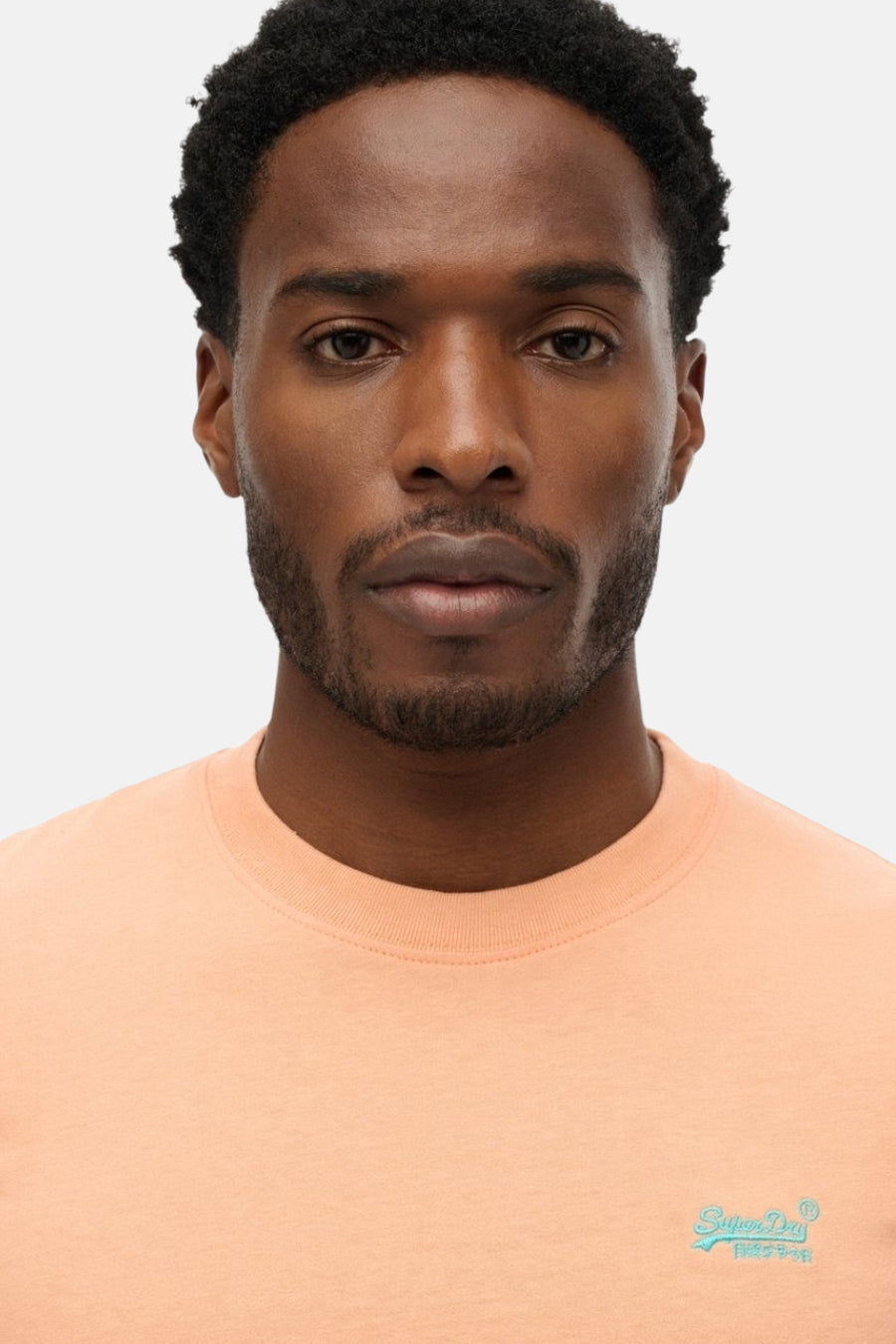 T-shirt orange à manches courtes de SUPERDRY, avec un logo brodé sur le devant.
