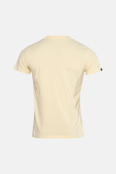T-shirt à manches courtes jaune de SUPERDRY, vue arrière, avec un patch logo sur la manche.