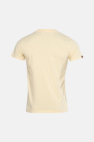 T-shirt à manches courtes jaune de SUPERDRY, vue arrière, avec un patch logo sur la manche.