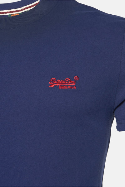 T-shirt à manches courtes bleu par Superdry, avec logo brodé rouge sur le devant.