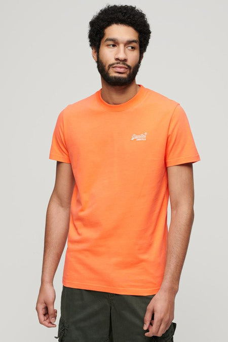 Oranje T-shirt met korte mouwen van Superdry, gedragen door een man met een verzorgde baard.