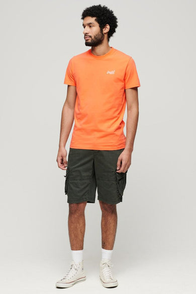 Oranje T-shirt met korte mouwen van Superdry, gedragen met een kaki cargoshort en hoge sneakers.