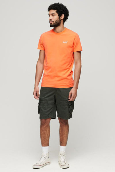 Oranje T-shirt met korte mouwen van Superdry, gedragen met een kaki cargoshort en hoge sneakers.